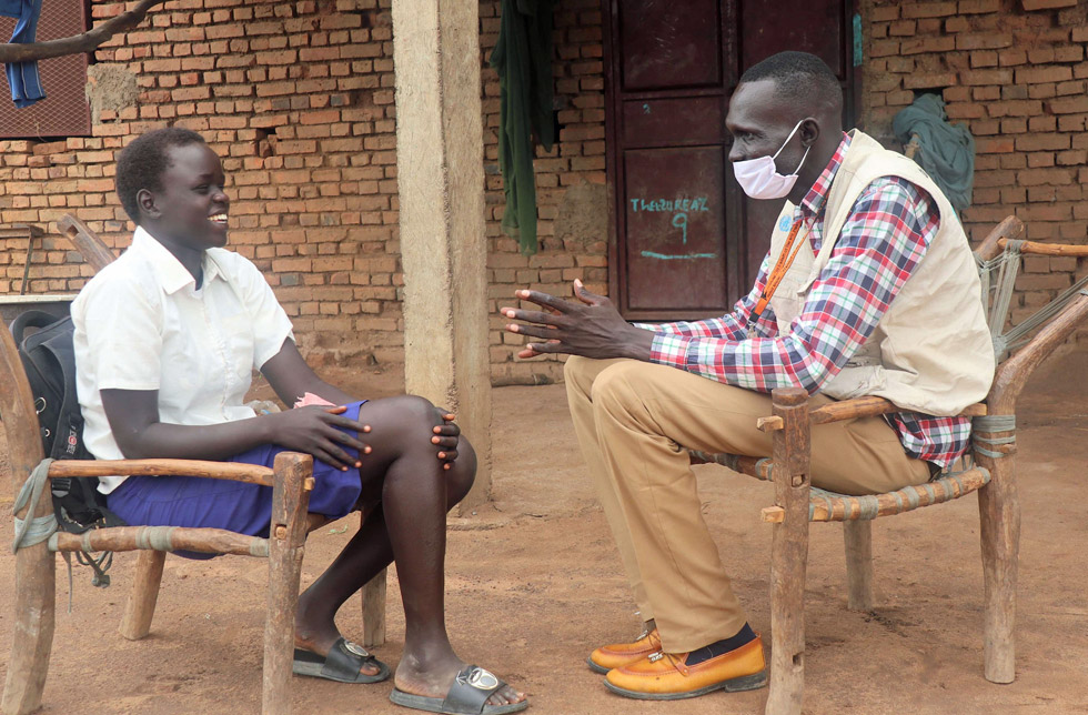  Südsudan: Ein Mitarbeiter von World Vision klärt eine Frau über ihre Rechte auf.