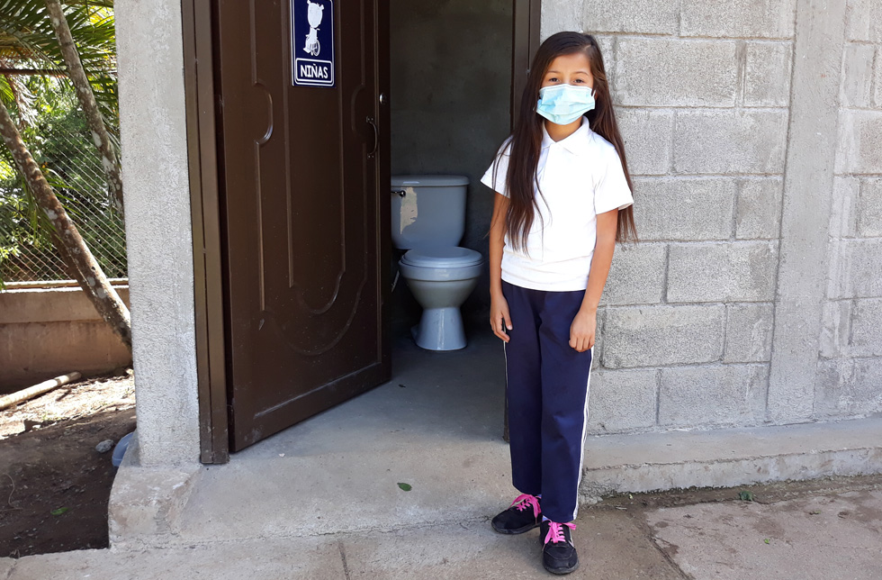 Nicaragua: Ein Mädchen zeigt eine neu gebaute Toilette.