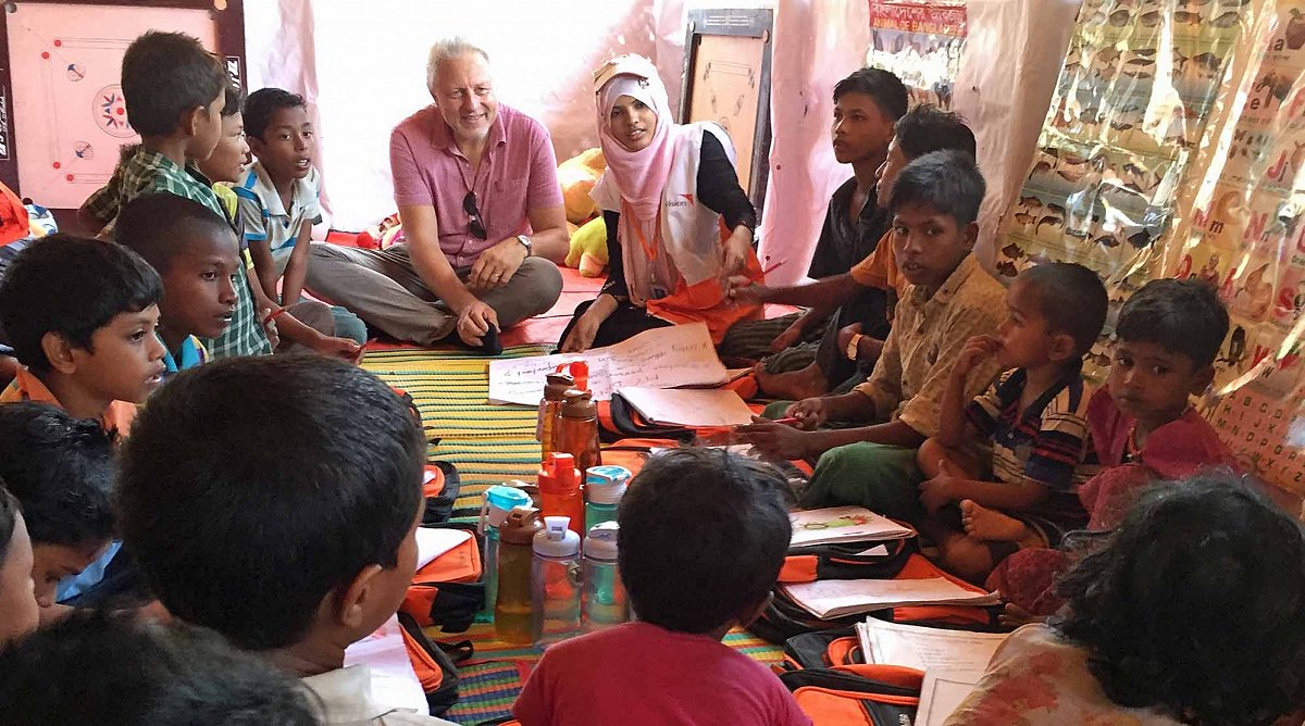 World Vision Mitarbeiter besucht Flüchtlingscamp in Bangladesch
