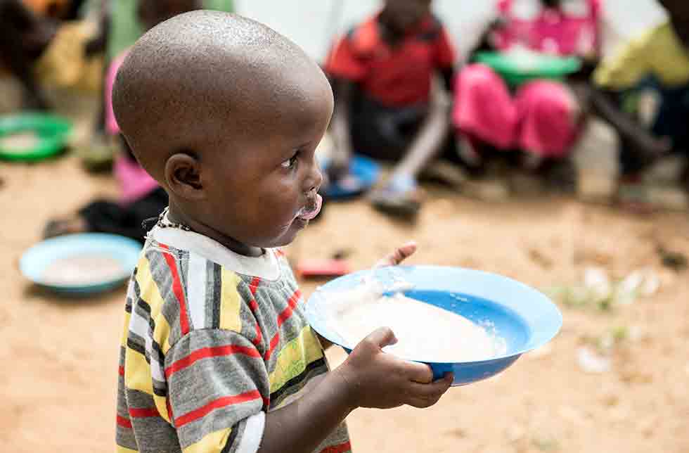 World Vision engagiert sich zum Beispiel in der Flüchtlingssiedlung Bidi Bidi u. a. zusammen mit dem Welternährungsprogramm (WFP) beim Verteilen von Lebensmitteln sowie mit Massnahmen für sauberes Wasser. 