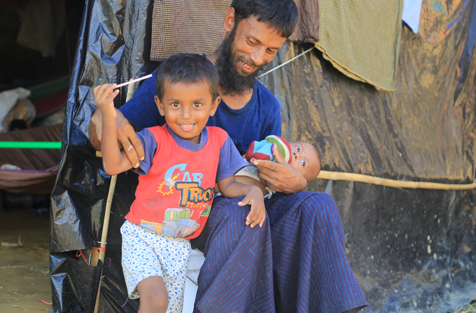 Asif hat seine Frau an die Konflikte in Rakhine verloren und kümmert sich nun alleine um die beiden Kinder. 