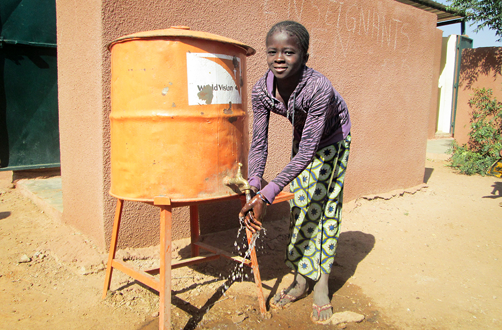 Ein Mädchen wäscht sich die Hände in Diago, Mali