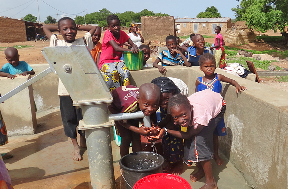 Kinder bei einem Brunnen mit sauberem Trinkwasser in Diago, Mali