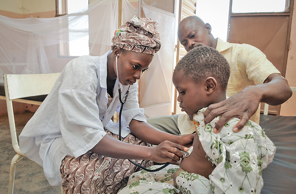 Eine Ärztin untersucht ein Kind  in Neguela, Mali