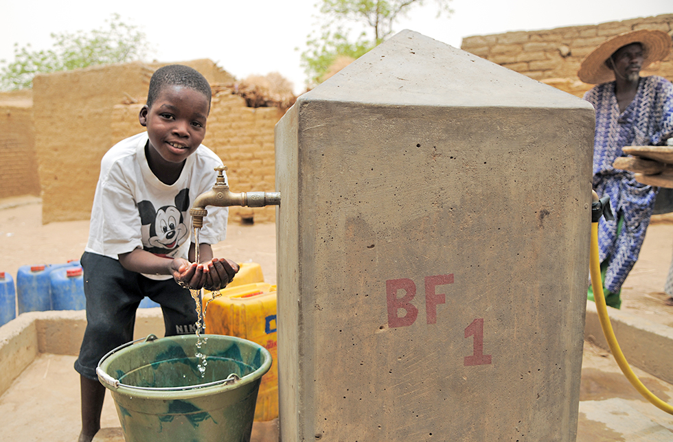 Ein Junge wäscht seine Hände in Neguela, Mali 