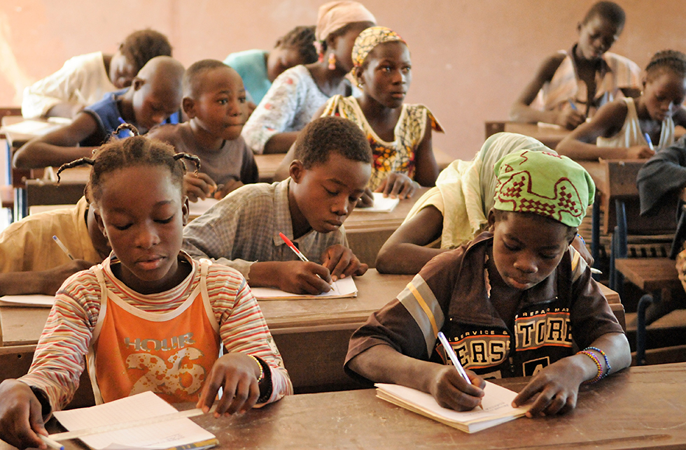 Kinder folgen konzentriert dem Schulunterricht in Seniwe, Mali