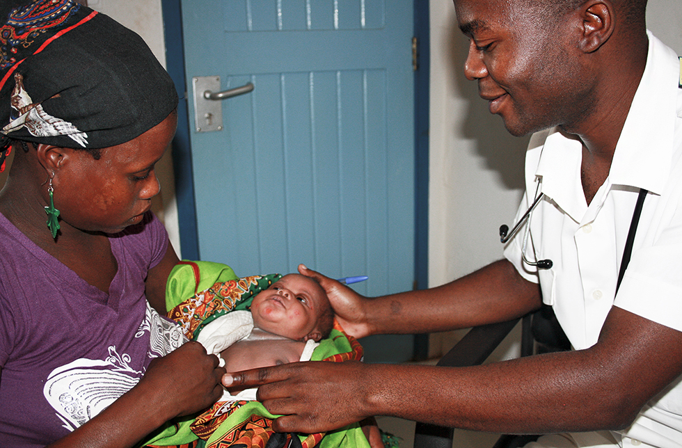 Eine junge Mutter mit ihrem Baby in der Gesundheitsstation in Muecate, Mosambik