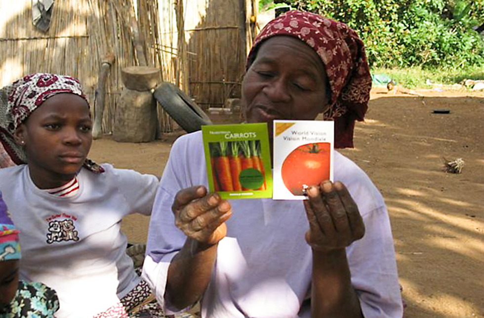 Eine Mutter erhält Schulung für gesunde Ernährung in Ukane, Mosambik