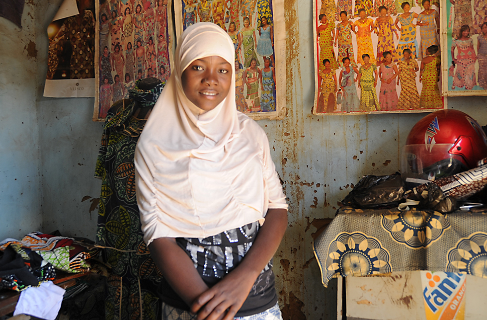 Ein Mädchen mit Nähausbildung im Laden ihrer Eltern, in Kardje Banguey-do, Niger