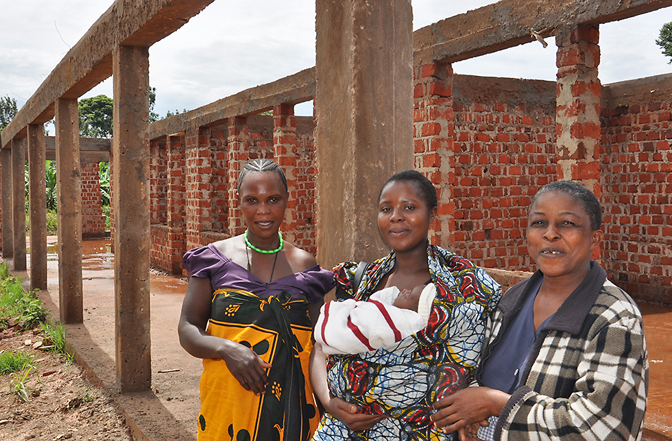 Mütter vor dem Rohbau der Gesundheitsstation in Mbuka, Tansania