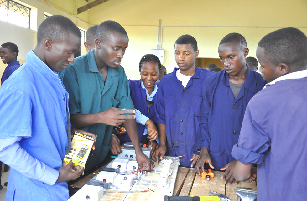 Jungendliche absolvieren eine Lehre in Ruvu Muungano, Tansania - World Vision Schweiz