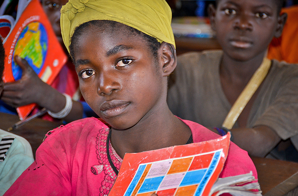 Ein Mädchen in einer Schule in Béti, Tschad. 