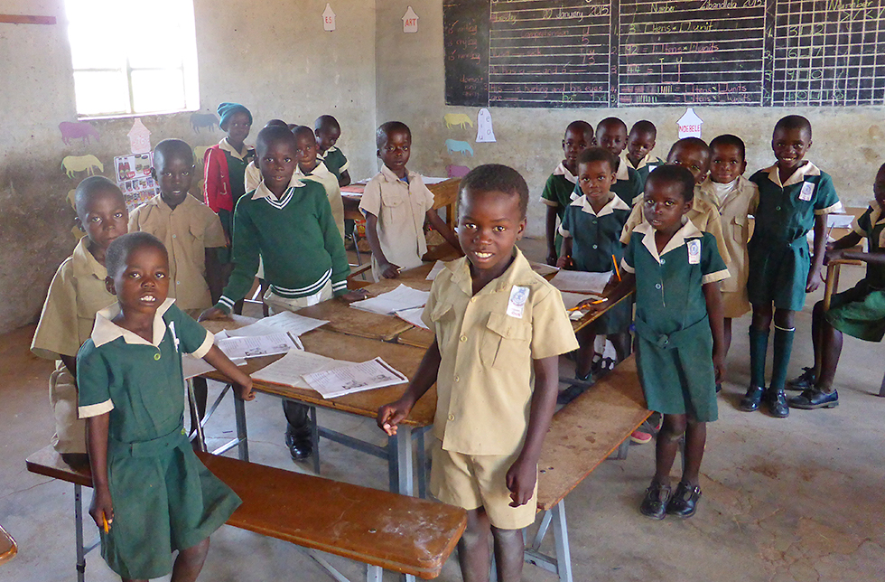 Eine Schulklasse nimmt am Unterricht teil in Matobo Kezi, Simbabwe
