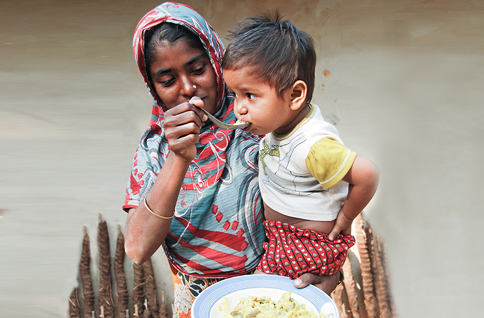 Ein kleiner Junge erhält ausgewogene Ernährung in Ghoraghat, Bangladesch