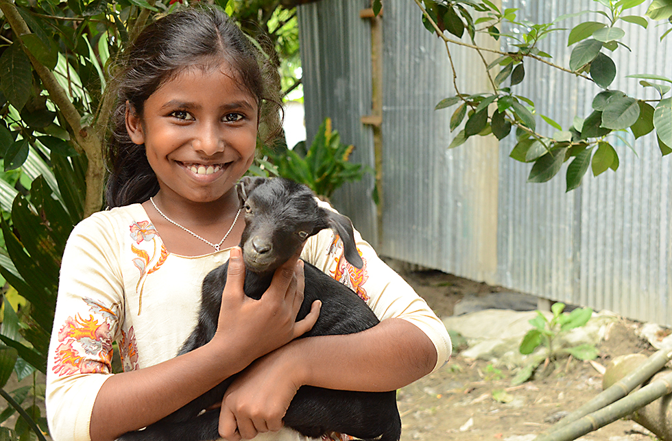 Mädchem mit Ziege in Bangladesch