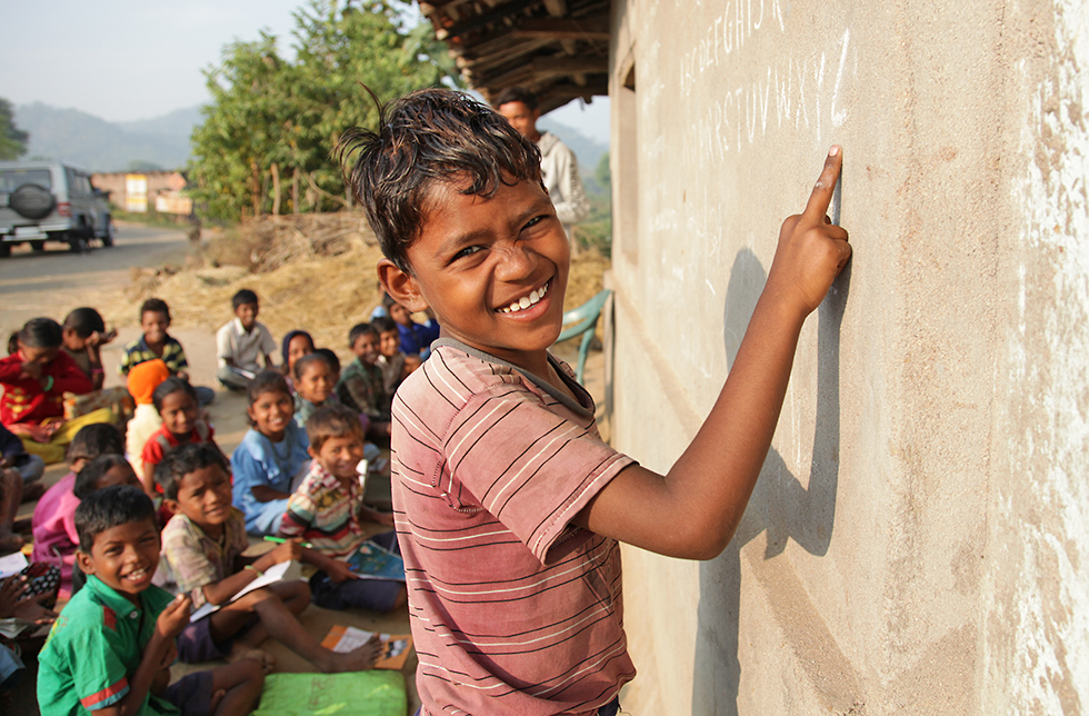 Eine Junge im Schulunterricht, Khariar, Indien