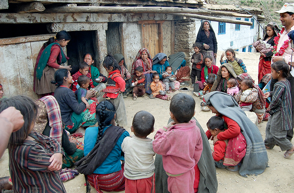 Eine Dorfsitzung ermöglich den Austausch zwischen den Dorfbewohnern in Jumla-Sinja, Nepal