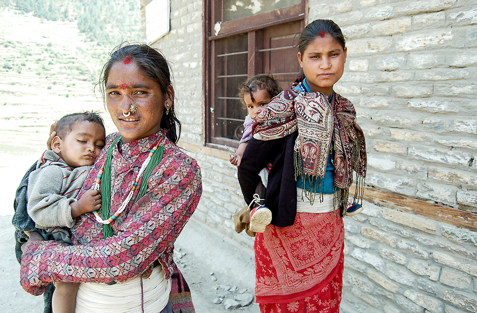 Zwei Mütter mit ihren Kindern vor der Gesundheitsstation in Jumla-Sinja, Nepal