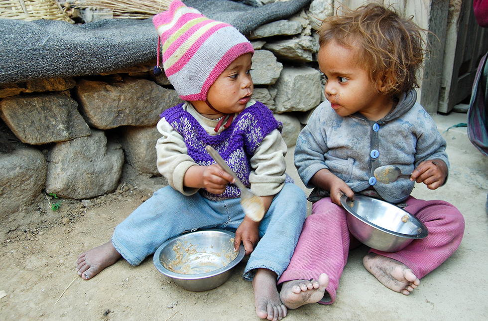 Zwei Kinder erhalten dank nachhaltigem Anbau gesunde Ernährung. In Jumla-Sinja, Nepal 