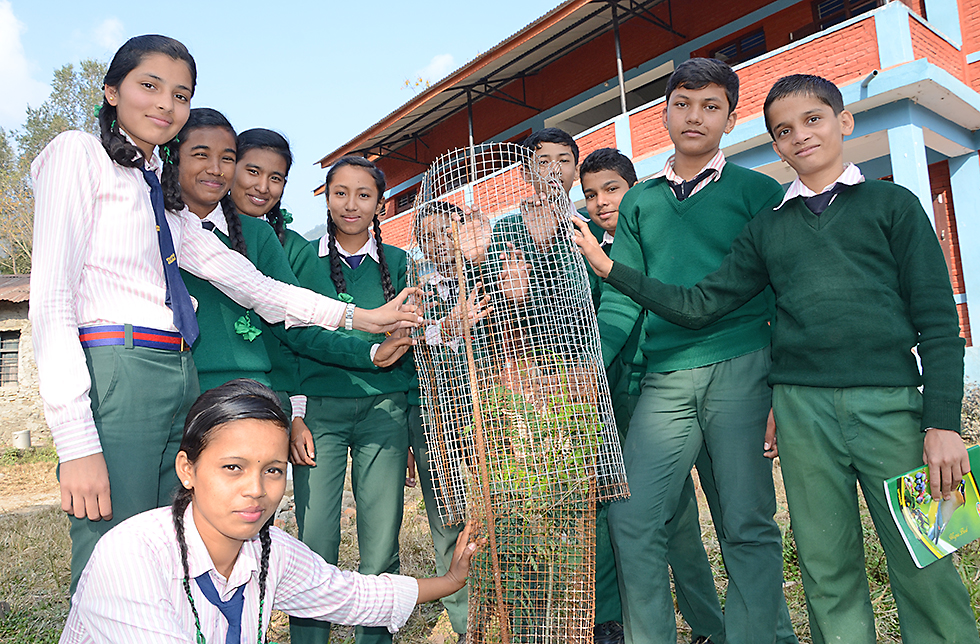 Die Mitglieder des Kinderclubs haben in Lamjung, Nepal, Bäume gepflanzt