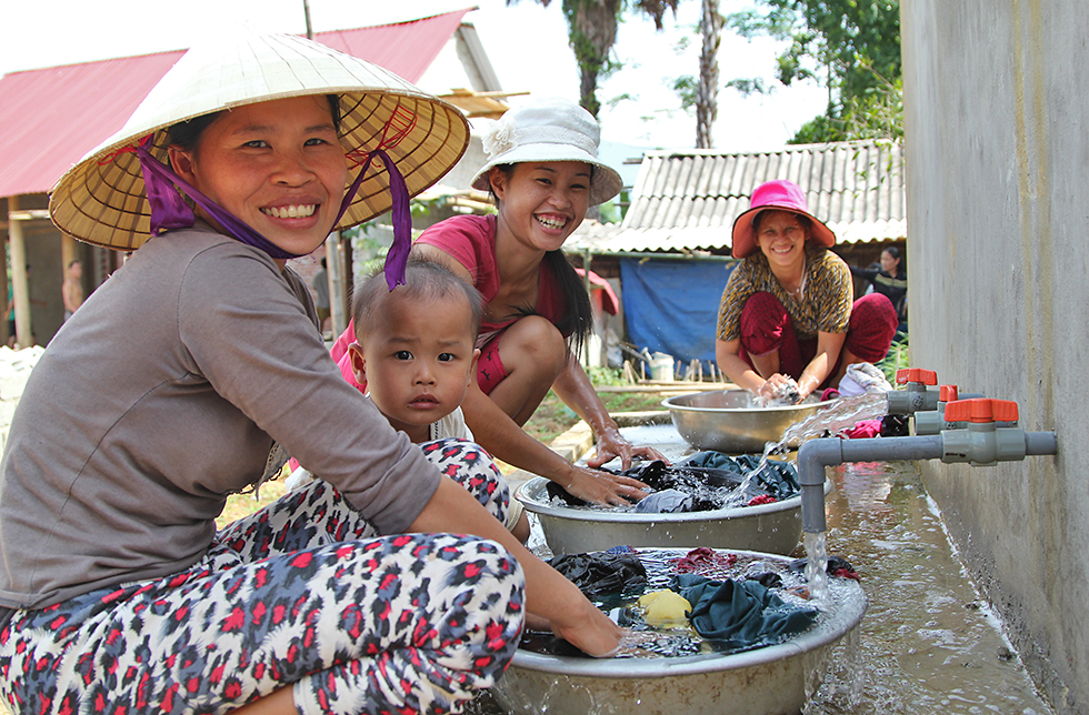 Frauen machen die Wäsche in Lang Chanh, Vietnam