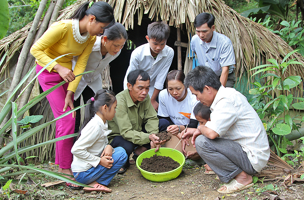 Ein Mann erklärt der Gemeinschaft den nachhaltigen Pflanzenbau in Lang Chanh, Vietnam