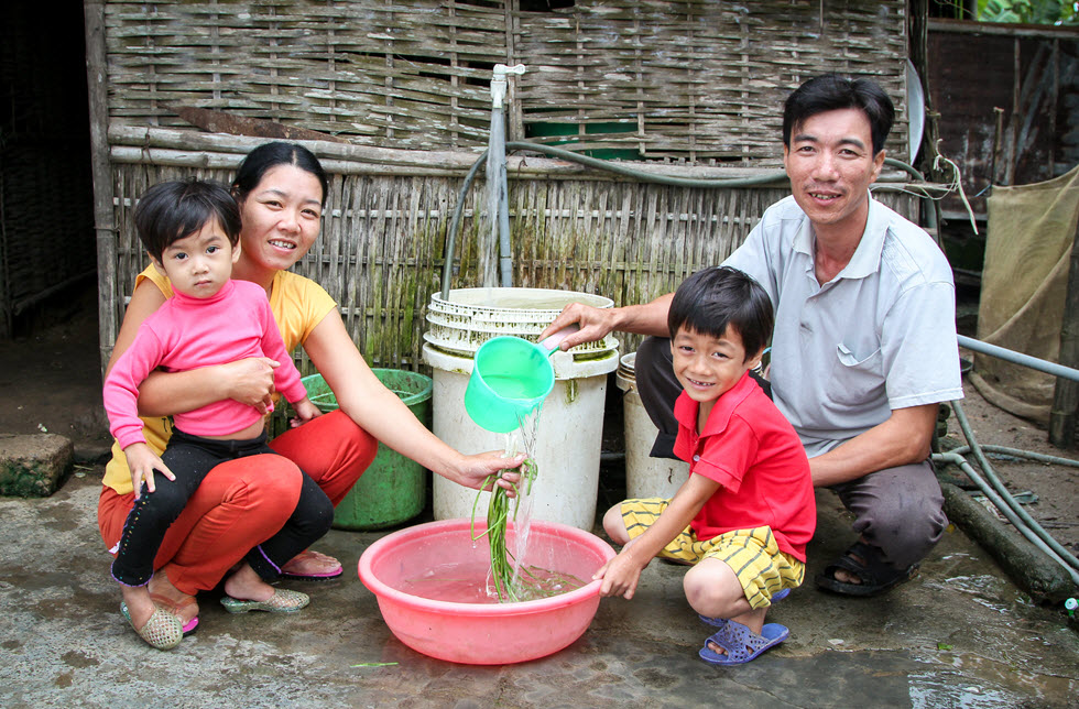 Familie beim Reinigen ihrer Lebensmittel  in Quan Hoa, Vietnam - World Vision Schweiz