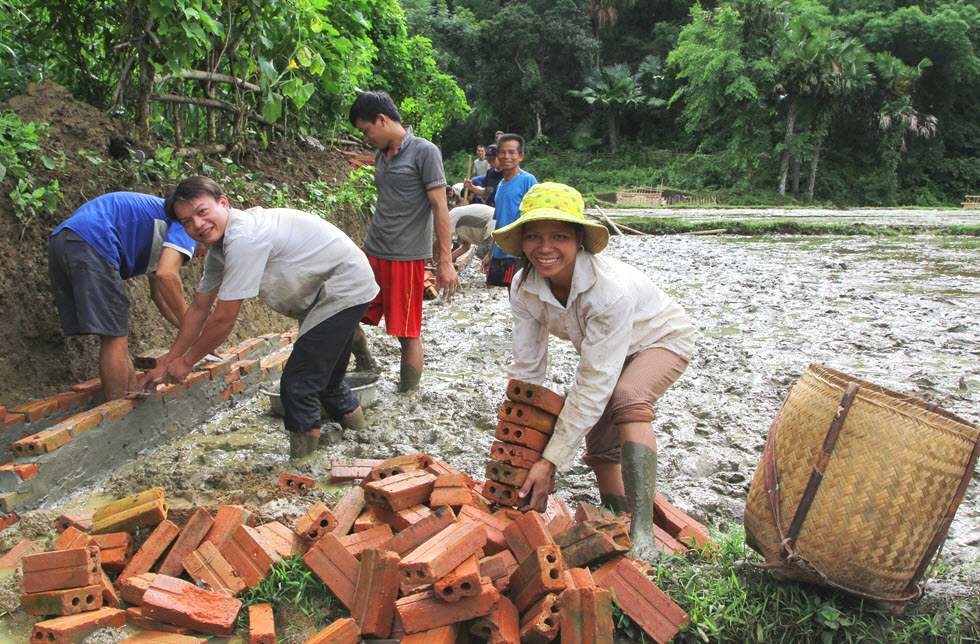 Erwachsene arbeiten in Quan Hoa, Vietnam - World Vision Schweiz