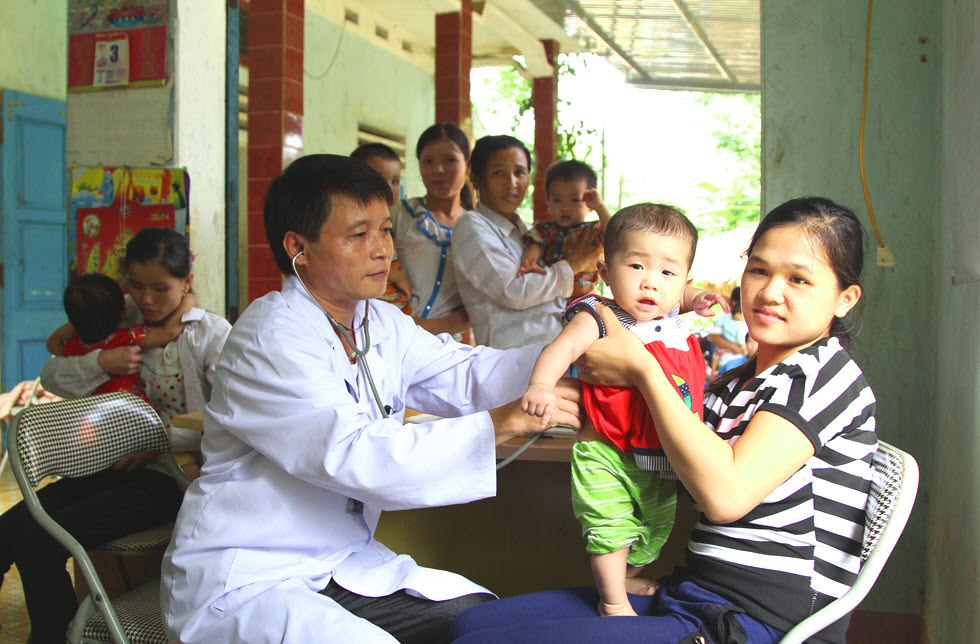 Ein Kleinkind wird vom Arzt untersucht  in Quan Hoa, Vietnam - World Vision Schweiz