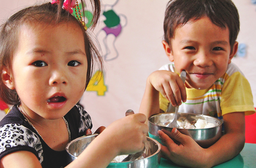 Zwei Kinder mit gesunder Ernährung in Quan Son, Vietnam