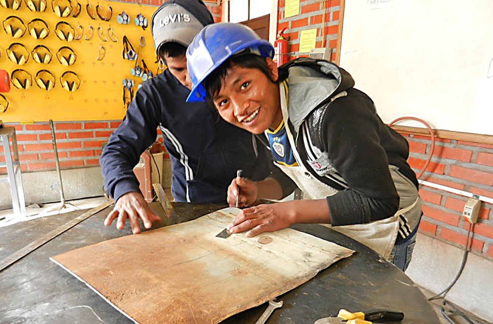 Junge in Bolivien, der dank dem Projekt Zugang zu einer Ausbildung als Handwerker hat. 