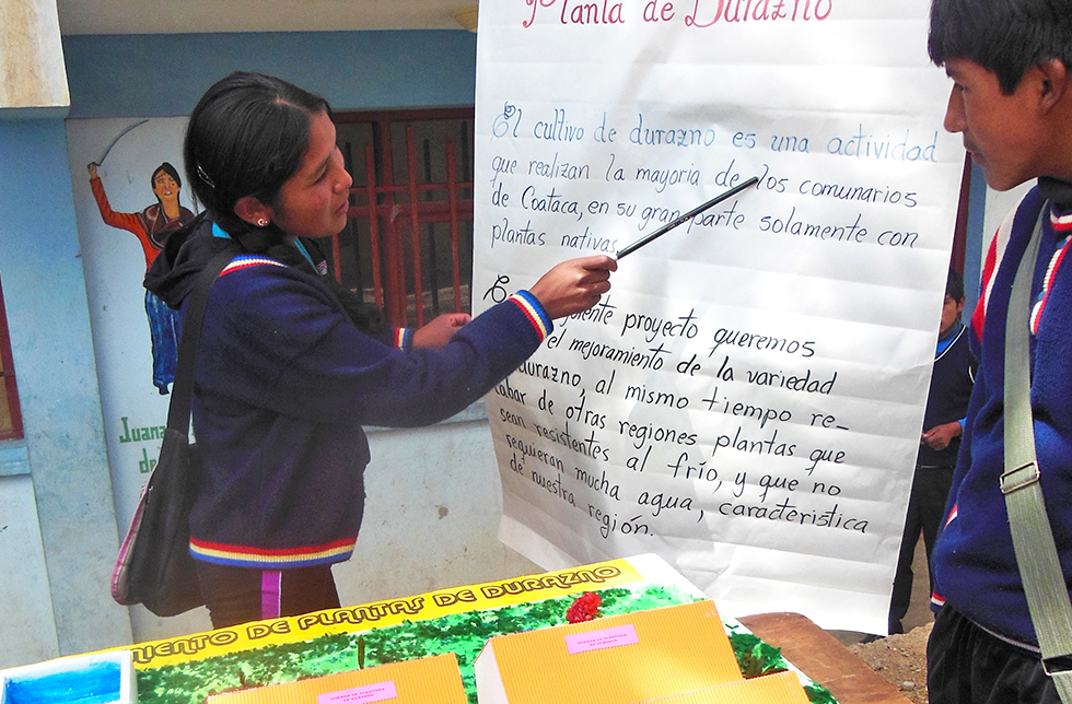 Mädchen in Bolivien, das dank dem Projekt zur Schule gehen kann.
