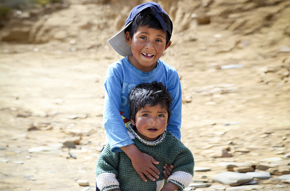 Zwei Brüder spielen in Layme Puraca, Bolivien