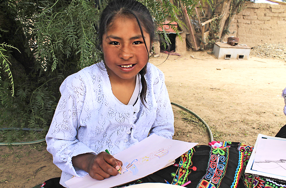 Ein Mädchen in Layme Puraca, Bolivien beim zeichnen für ihren Paten.
