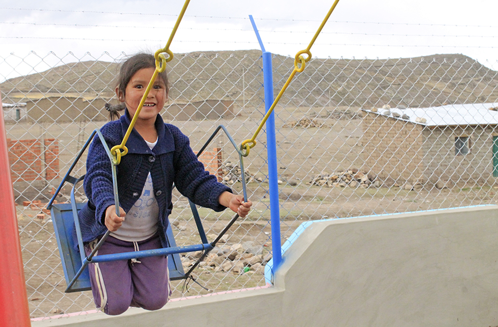 Ein Mädchen in einer Schaukel in Sumaj Muju, Bolivien