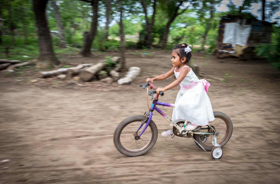 Ein Mädchen auf einen Fahrrad in Ticuantepe in Nicaragua - World Vision Schweiz