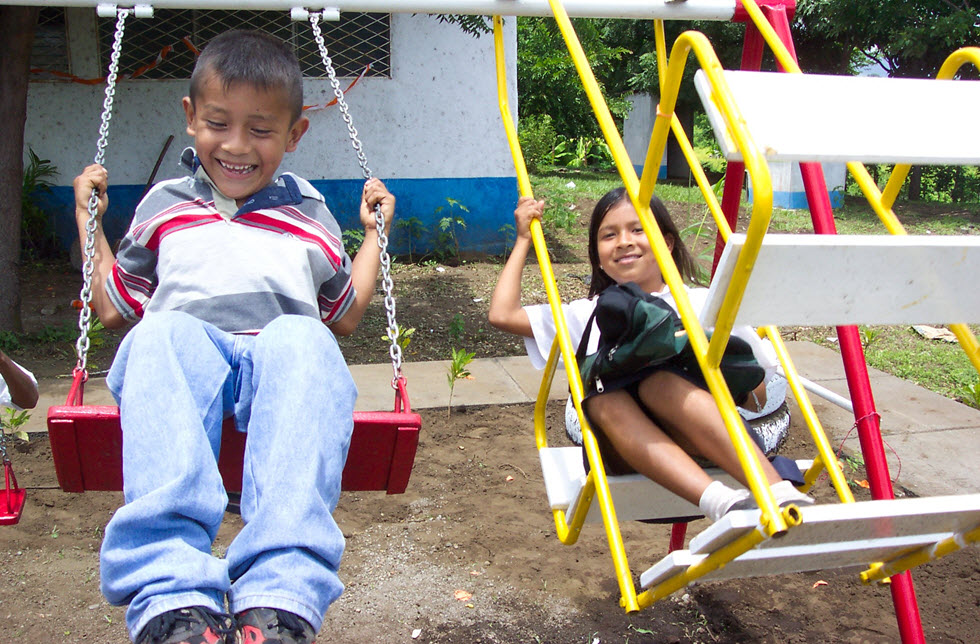Kinder auf einer Schauekel in Ticuantepe in Nicaragua - World Vision Schweiz