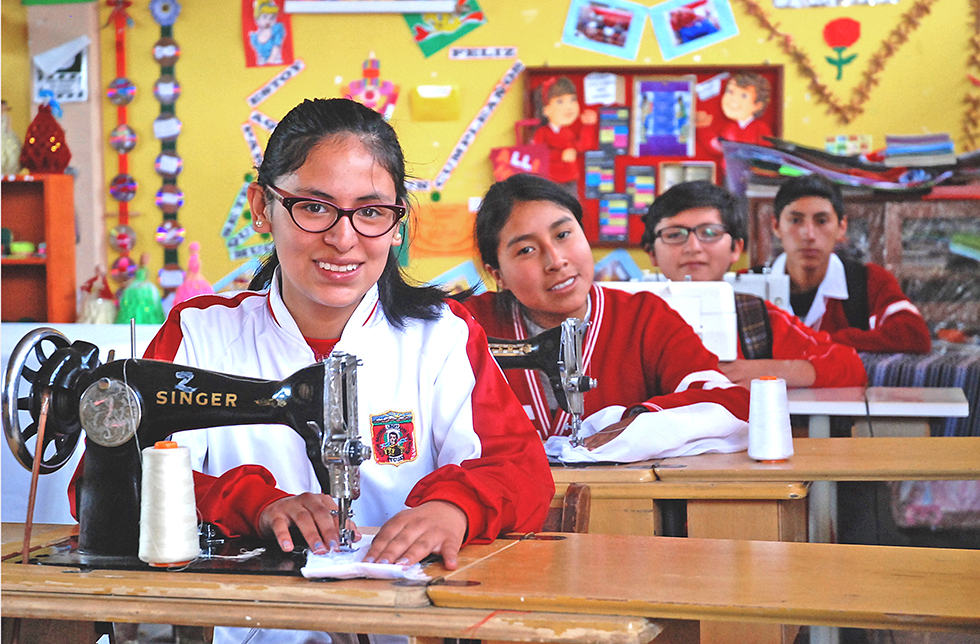 Jugendliche in Ausbildung an der Nähmaschine in Querococha, Peru