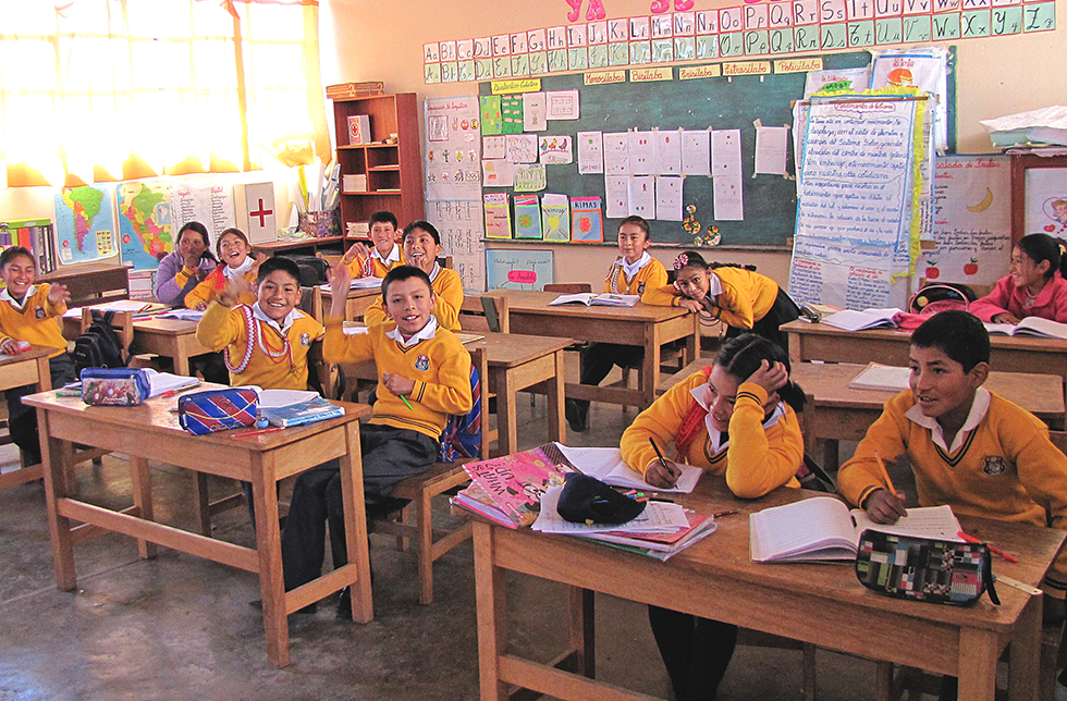 Schüler in Querococha, Bolivien, in ihrem Klassenzimmer