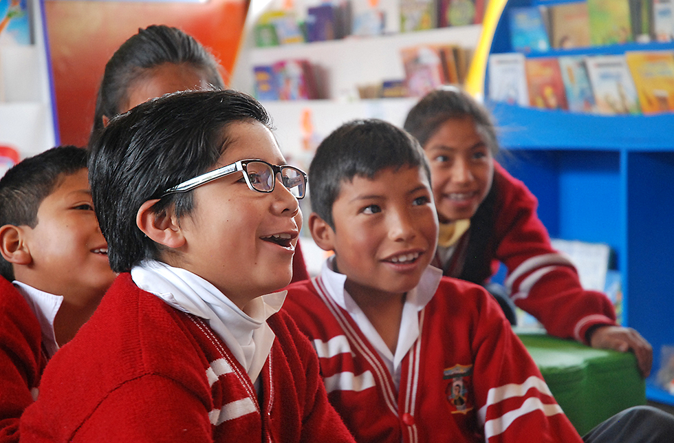 Kinder in der Schulbibliothek in Querococha, Peru