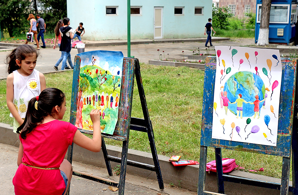 Zwei Mädchen malen an einer Stafelei in Kapan, Armenien