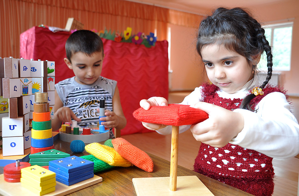 Kinder in Kapan, Armenien erhalten durch das Projekt eine Schulausbildung