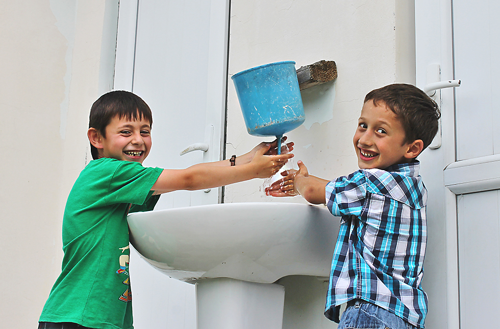 Zwei Kinder waschen ihre Hände in Imereti, Georgien