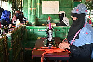 Frauen nähen in Bangladesch Masken zum Schutz vor COVID-19