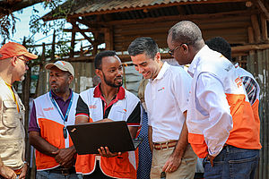 Äthiopien: World Vision-Mitarbeiter erklären das Last Mile Mobile Solution.