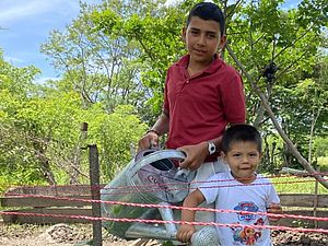 Nicaragua: Zwei Kinder bewässern Gemüsepflanzen.