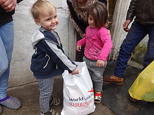 Zwei Kinder mit Hilfsmitteln in Kapan.