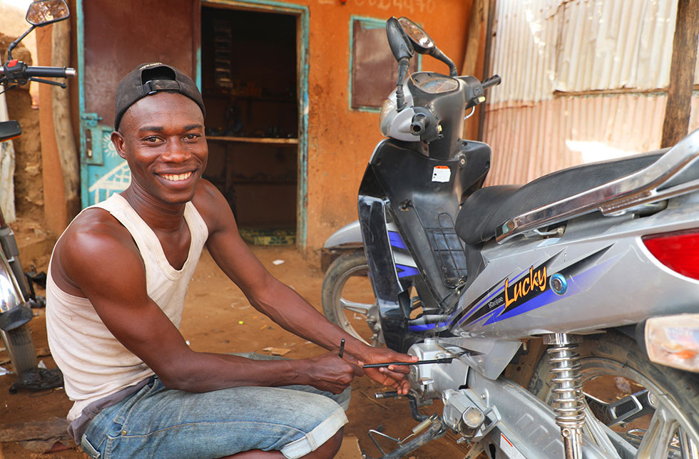Adamou repariert durchschnittlich vier Motorräder pro Tag.