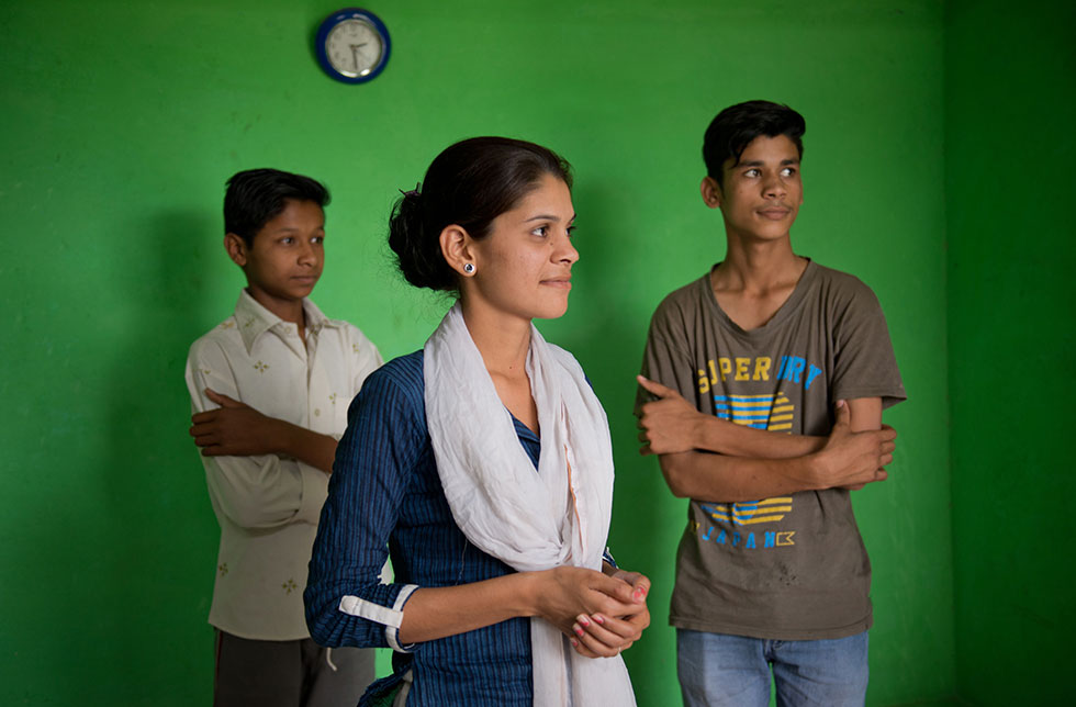 Vinita wohnt zusammen mit ihren beiden Brüdern in Lalitpur in Zentralindien, wo sie arbeitet und die Brüder die Schulbank drücken.