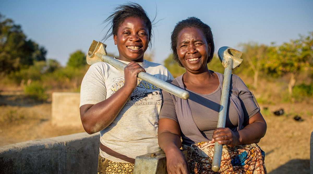 Frauen in Sambia reparieren Bohrlöcher